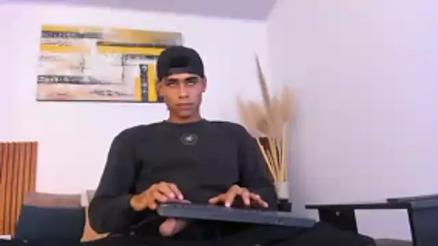 Snapshot of zander_2120 chatting on 10-24-25, 01:51 zander 2120 online show from 10-24-25, 01:51