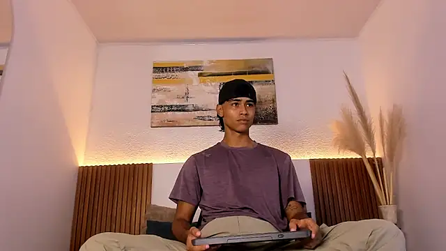 Snapshot of zander_2120 chatting on 10-25-25, 01:18 zander 2120 online show from 10-25-25, 01:18