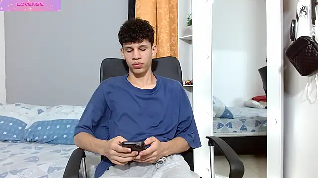 Snapshot of jeff_ross chatting on 12-06-24, 05:44 jeff ross online show from 12-06-24, 05:44