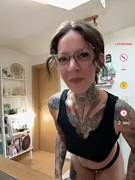 Snapshot of BrownieyQueen chatting on 05-24-26, 06:18 BrownieyQueen online show from 05-24-26, 06:18