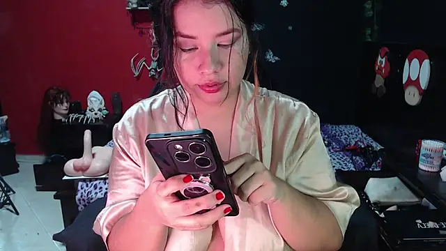 Snapshot of MaggaCass chatting on 12-30-24, 02:20 MaggaCass online show from 12-30-24, 02:20