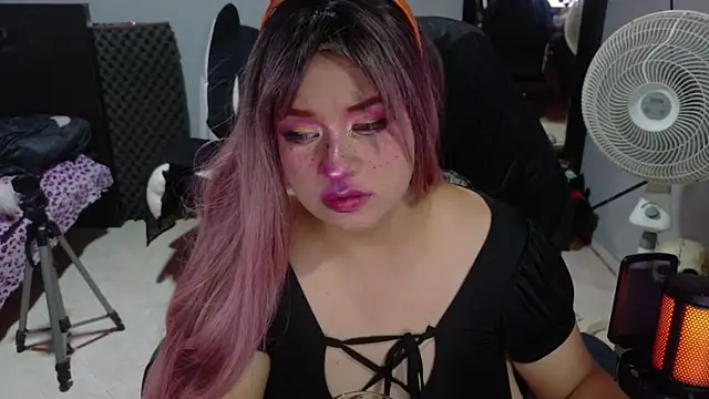 Snapshot of MaggaCass chatting on 10-26-25, 12:38 MaggaCass online show from 10-26-25, 12:38