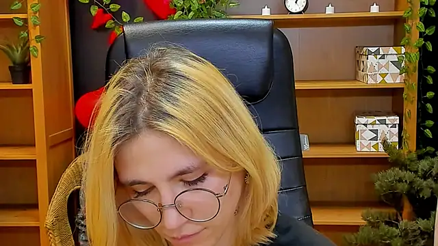 Moon13152 online show from 02-24-25, 04:27