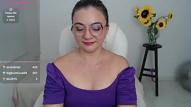 Chiraz hasnaa online show from 10-25-25, 04:24