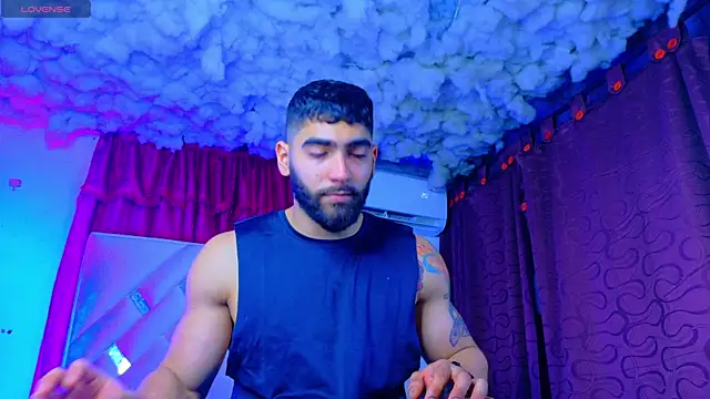 Snapshot of Rich_boy01 chatting on 05-19-26, 01:33 Rich boy01 online show from 05-19-26, 01:33