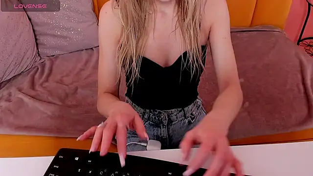 Diana Garrett online show from 11-26-25, 01:39