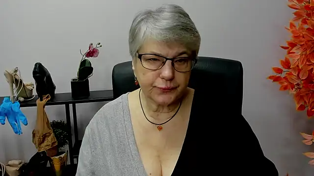 Snapshot of IrisDream chatting on 12-13-24, 07:15 IrisDream online show from 12-13-24, 07:15