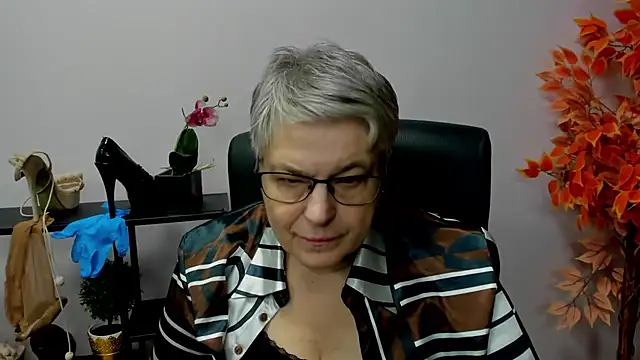 Snapshot of IrisDream chatting on 12-16-24, 10:50 IrisDream online show from 12-16-24, 10:50