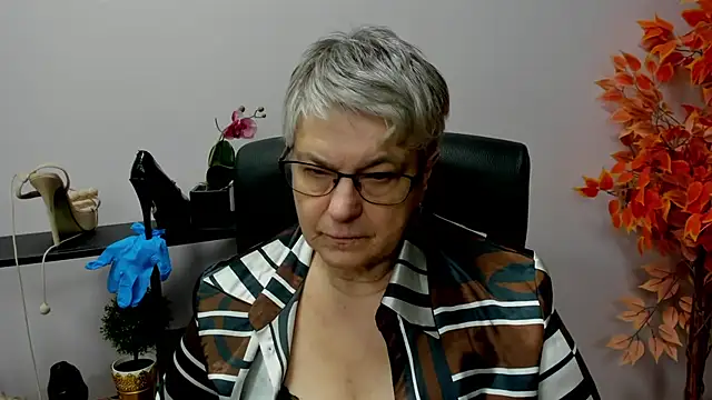 Snapshot of IrisDream chatting on 12-16-24, 01:54 IrisDream online show from 12-16-24, 01:54