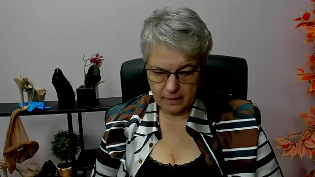 Snapshot of IrisDream chatting on 12-17-24, 07:18 IrisDream online show from 12-17-24, 07:18