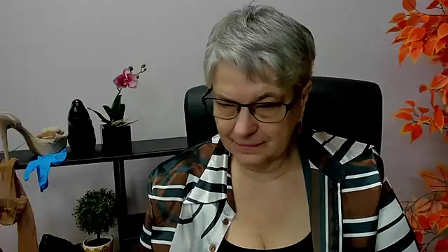 Snapshot of IrisDream chatting on 12-18-24, 07:15 IrisDream online show from 12-18-24, 07:15