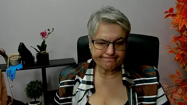 Snapshot of IrisDream chatting on 12-18-24, 10:51 IrisDream online show from 12-18-24, 10:51