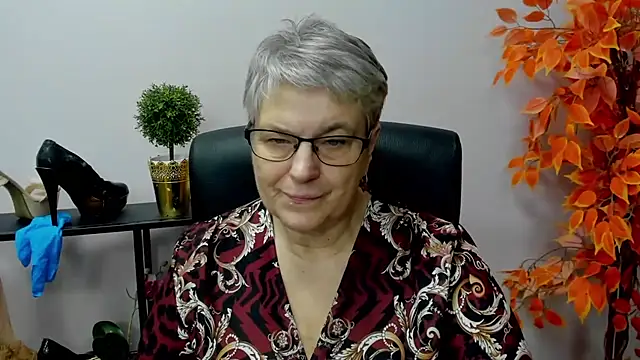 Snapshot of IrisDream chatting on 12-19-24, 01:29 IrisDream online show from 12-19-24, 01:29