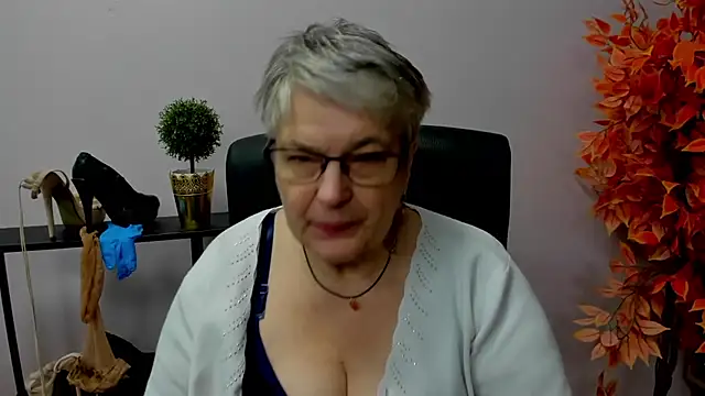 Snapshot of IrisDream chatting on 12-20-24, 11:00 IrisDream online show from 12-20-24, 11:00