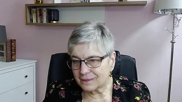 Snapshot of IrisDream chatting on 12-23-24, 10:32 IrisDream online show from 12-23-24, 10:32