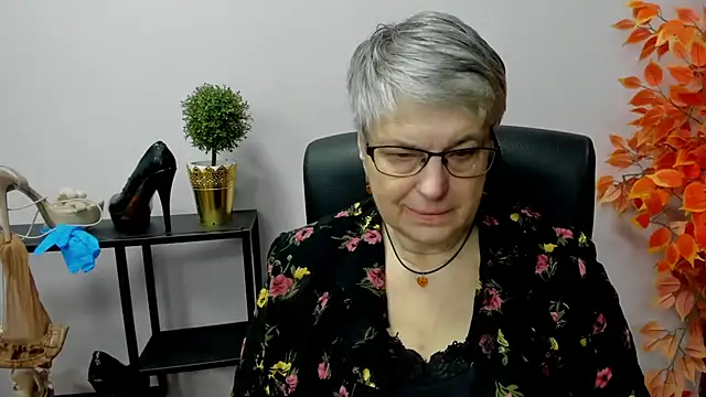 Snapshot of IrisDream chatting on 12-30-24, 07:15 IrisDream online show from 12-30-24, 07:15