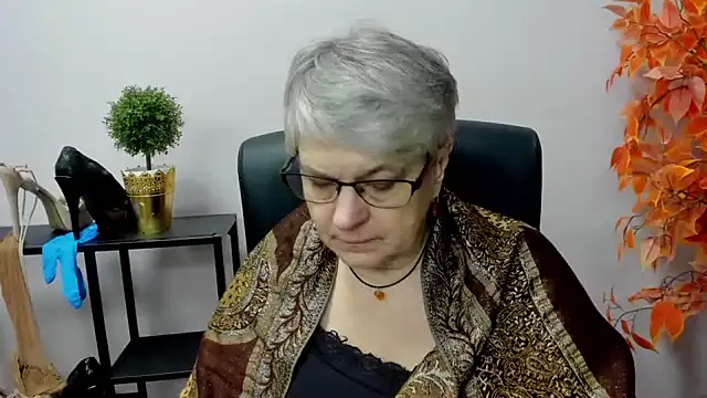 Snapshot of IrisDream chatting on 12-31-24, 07:10 IrisDream online show from 12-31-24, 07:10