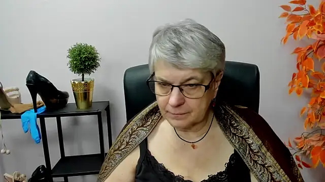 Snapshot of IrisDream chatting on 12-31-24, 01:19 IrisDream online show from 12-31-24, 01:19