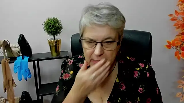 Snapshot of IrisDream chatting on 01-07-25, 01:57 IrisDream online show from 01-07-25, 01:57