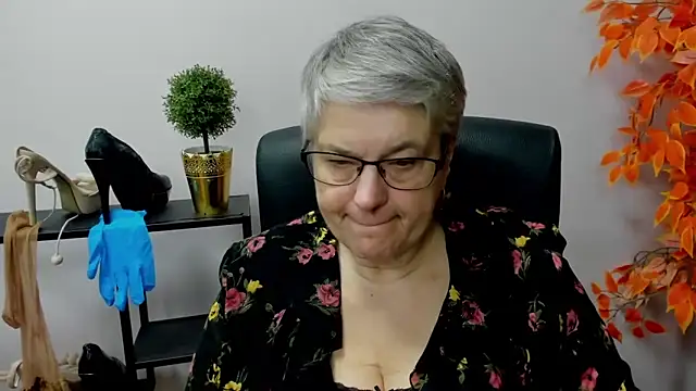 Snapshot of IrisDream chatting on 01-08-25, 10:59 IrisDream online show from 01-08-25, 10:59