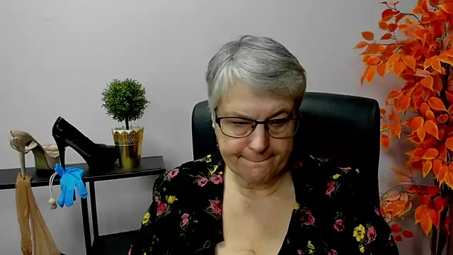 Snapshot of IrisDream chatting on 01-09-25, 10:31 IrisDream online show from 01-09-25, 10:31