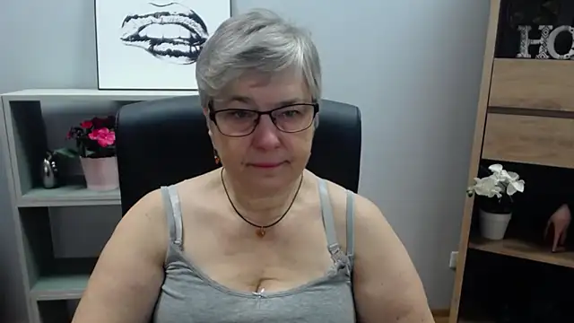 Snapshot of IrisDream chatting on 01-17-25, 06:36 IrisDream online show from 01-17-25, 06:36