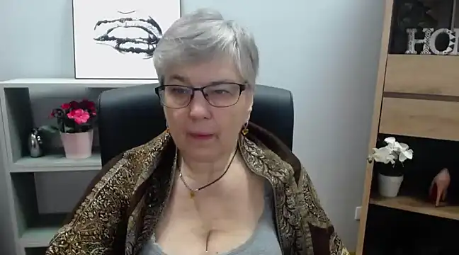 Snapshot of IrisDream chatting on 01-17-25, 10:11 IrisDream online show from 01-17-25, 10:11