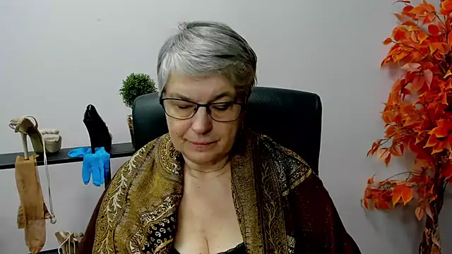 Snapshot of IrisDream chatting on 01-21-25, 11:03 IrisDream online show from 01-21-25, 11:03