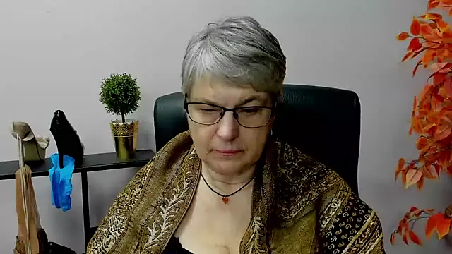 Snapshot of IrisDream chatting on 01-23-25, 10:43 IrisDream online show from 01-23-25, 10:43