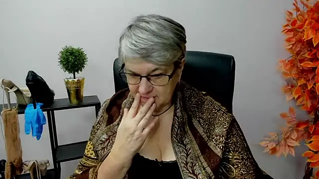 Snapshot of IrisDream chatting on 01-28-25, 07:22 IrisDream online show from 01-28-25, 07:22