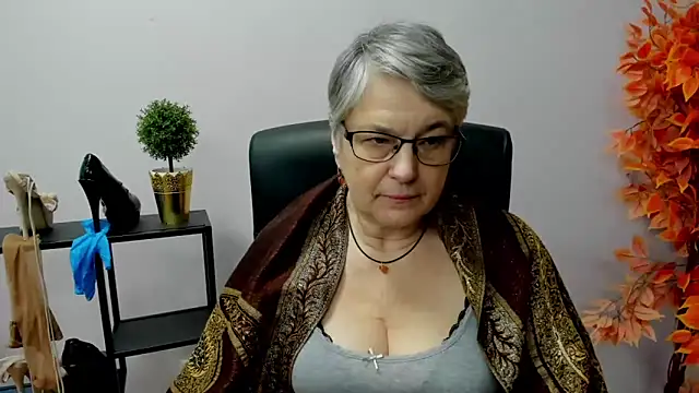 Snapshot of IrisDream chatting on 01-29-25, 10:48 IrisDream online show from 01-29-25, 10:48