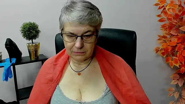 Snapshot of IrisDream chatting on 02-06-25, 07:24 IrisDream online show from 02-06-25, 07:24