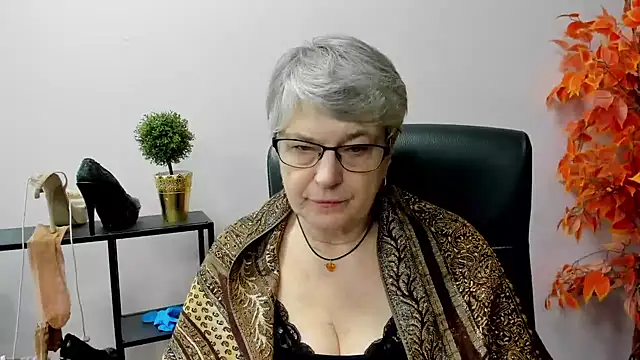 Snapshot of IrisDream chatting on 02-11-25, 10:37 IrisDream online show from 02-11-25, 10:37