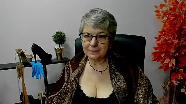 Snapshot of IrisDream chatting on 02-13-25, 10:34 IrisDream online show from 02-13-25, 10:34