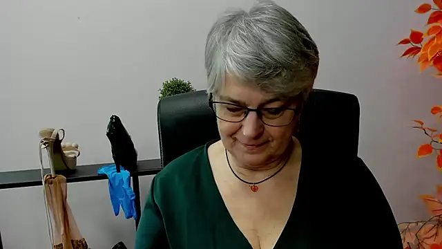 Snapshot of IrisDream chatting on 02-14-25, 10:49 IrisDream online show from 02-14-25, 10:49