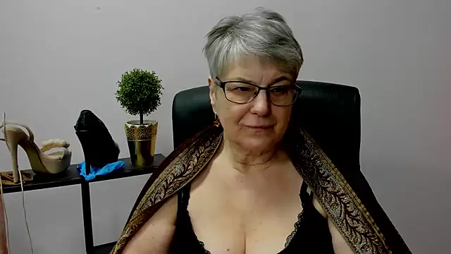 Snapshot of IrisDream chatting on 02-17-25, 01:53 IrisDream online show from 02-17-25, 01:53