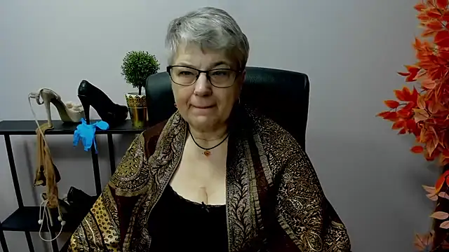 Snapshot of IrisDream chatting on 02-24-25, 07:11 IrisDream online show from 02-24-25, 07:11