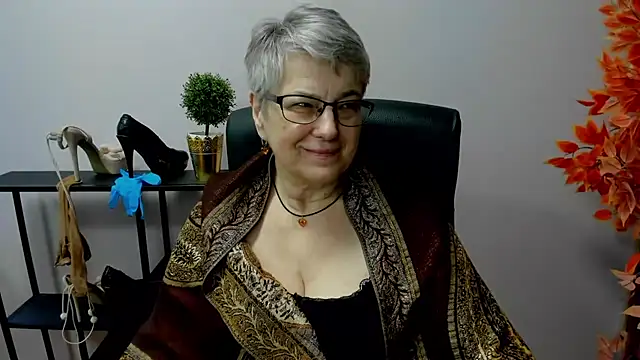 Snapshot of IrisDream chatting on 02-24-25, 10:48 IrisDream online show from 02-24-25, 10:48