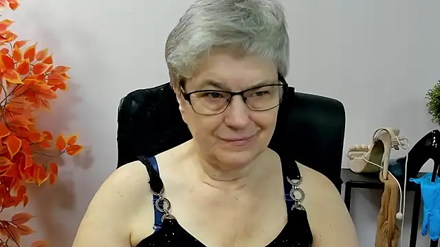 Snapshot of IrisDream chatting on 09-15-25, 06:24 IrisDream online show from 09-15-25, 06:24