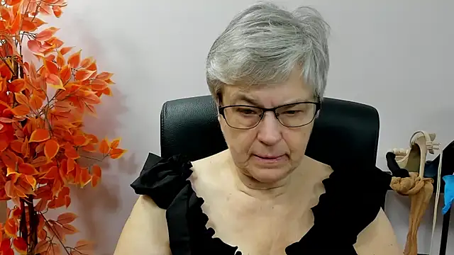 Snapshot of IrisDream chatting on 09-17-25, 06:15 IrisDream online show from 09-17-25, 06:15