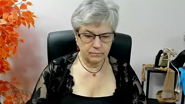 Snapshot of IrisDream chatting on 09-25-25, 06:17 IrisDream online show from 09-25-25, 06:17