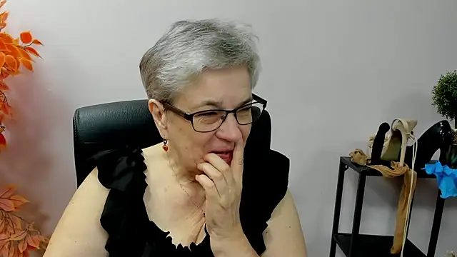 Snapshot of IrisDream chatting on 10-09-25, 06:22 IrisDream online show from 10-09-25, 06:22