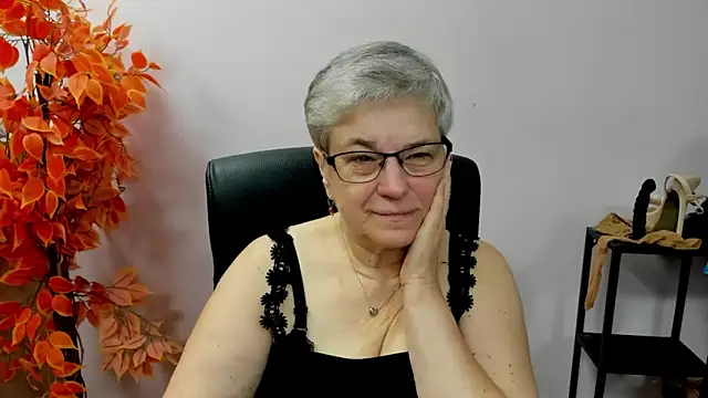 Snapshot of IrisDream chatting on 10-15-25, 06:35 IrisDream online show from 10-15-25, 06:35