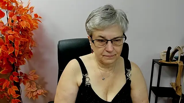 Snapshot of IrisDream chatting on 10-16-25, 06:14 IrisDream online show from 10-16-25, 06:14