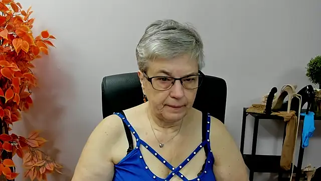 Snapshot of IrisDream chatting on 10-21-25, 06:14 IrisDream online show from 10-21-25, 06:14