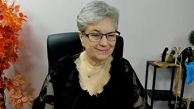 Snapshot of IrisDream chatting on 10-29-25, 07:21 IrisDream online show from 10-29-25, 07:21