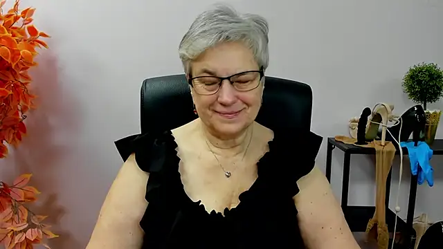 Snapshot of IrisDream chatting on 10-30-25, 07:21 IrisDream online show from 10-30-25, 07:21