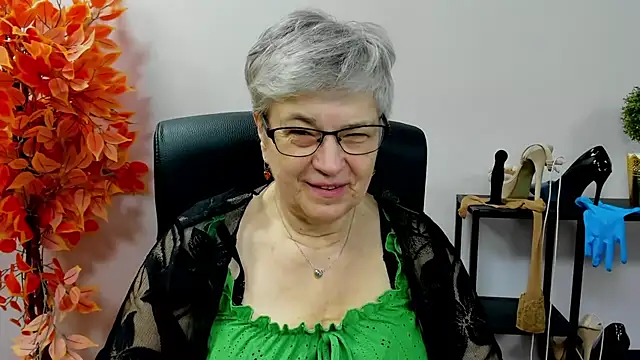 Snapshot of IrisDream chatting on 11-04-25, 07:18 IrisDream online show from 11-04-25, 07:18