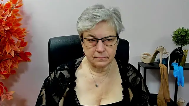 Snapshot of IrisDream chatting on 11-17-25, 07:14 IrisDream online show from 11-17-25, 07:14