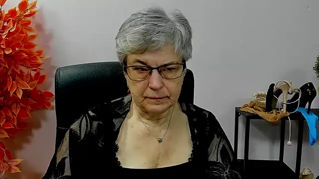 Snapshot of IrisDream chatting on 11-18-25, 07:13 IrisDream online show from 11-18-25, 07:13